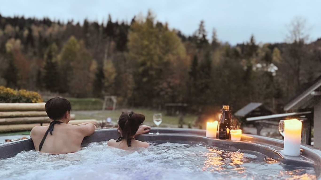 domek pierwiosnek - jacuzzi na tarasie