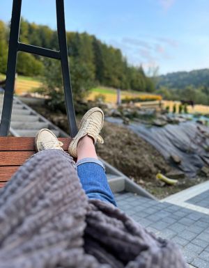 Relaks na tarasie z widokiem na góry